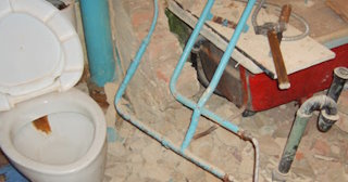 Профессиональный демонтаж перегородки ванной и туалета в Елизово - от 568 рублей
